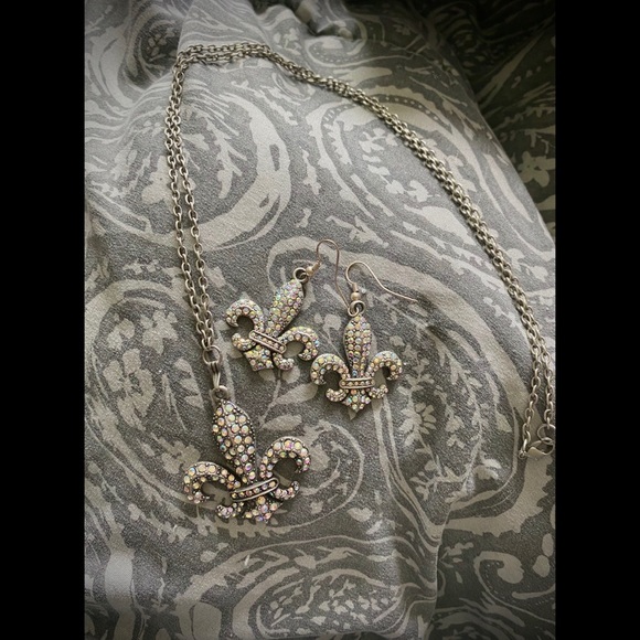 Fleur de lis necklace and earring set - Picture 2 of 6